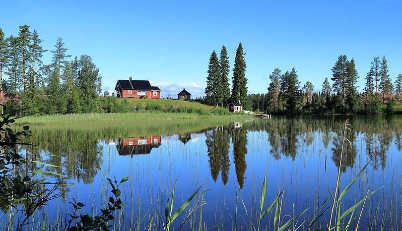 Rött hus vid vattnet.