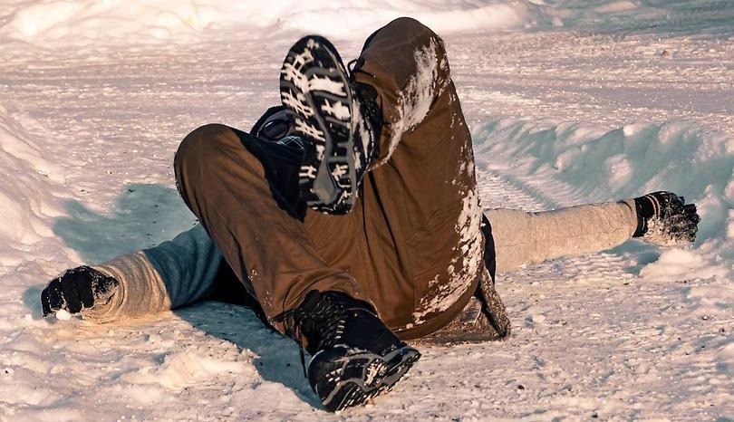 Man halkat omkull i snön.