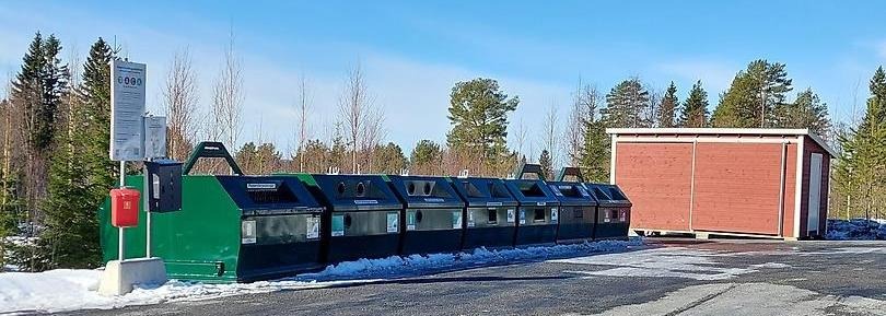 Gröna kärl och rött hus.