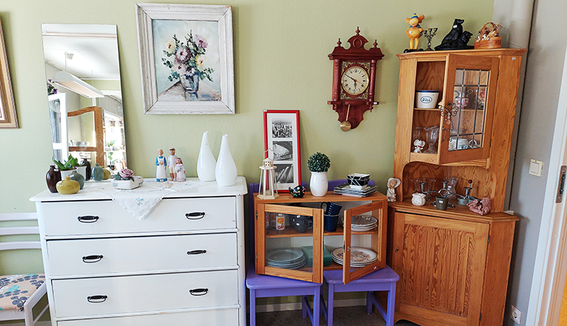 Närbild på möbler och husgeråd. 