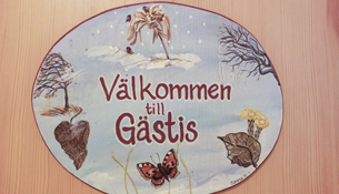 Skylt gästis.