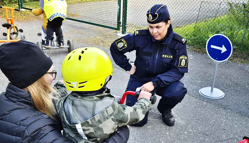 Polis besöker förskola. 