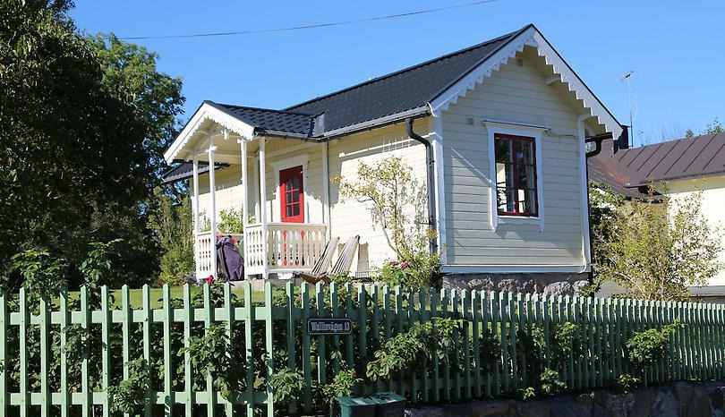 Vitt litet hus.