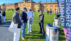 Tre personer står i monter och pratar med kvinna från Strömsunds kommun. I bakgrund Mittuniversitetet. 
