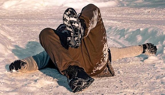 Man halkat omkull i snön.