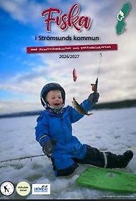 Glad pojke sitter på isen och får en fisk.