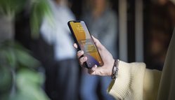 Närbild av mobiltelefon med SE-Alert-meddelande på skärmen. 